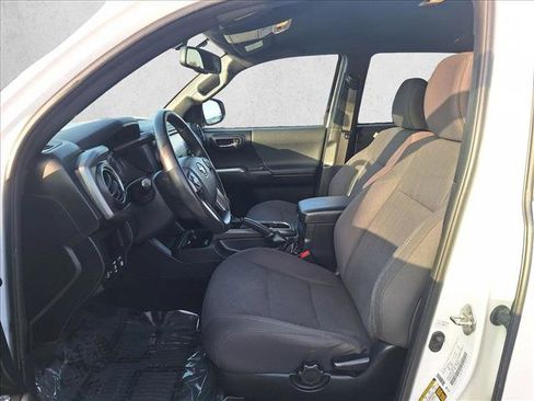 Used 2017 Toyota Tacoma TRD Sport image 9