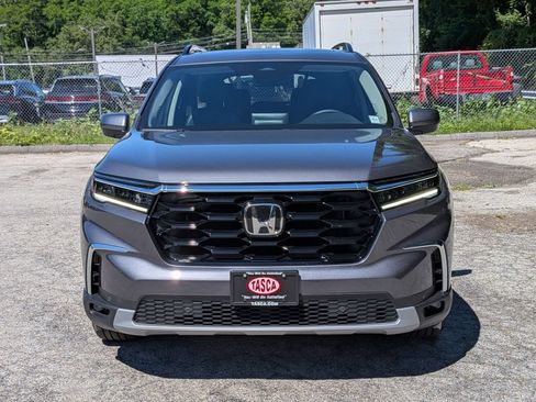 Used 2025 Honda Pilot Touring image 12