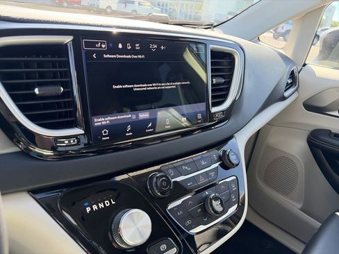 Used 2023 Chrysler Pacifica Touring-L FWD image 16