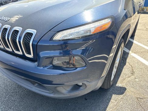 Used 2018 Jeep Cherokee Latitude Plus w/ Comfort/Convenience Group image 9