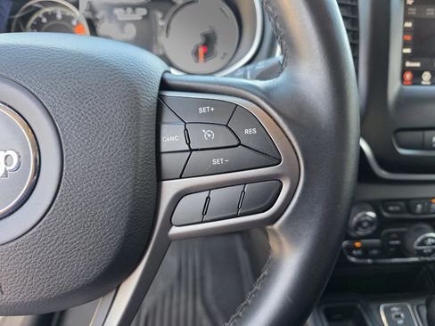 Used 2019 Jeep Cherokee Latitude Plus w/ Comfort/Convenience Group FWD image 32