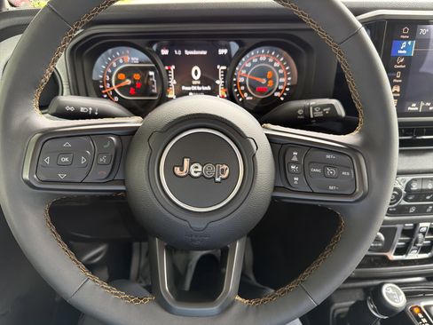 Used 2024 Jeep Gladiator Sport AWD/4WD image 17