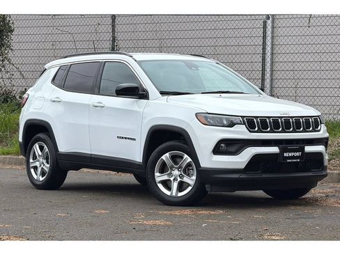 Used 2023 Jeep Compass Latitude AWD/4WD image 2
