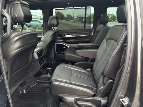 Used 2022 Jeep Wagoneer Series III w/ Premium Group I AWD/4WD image 39