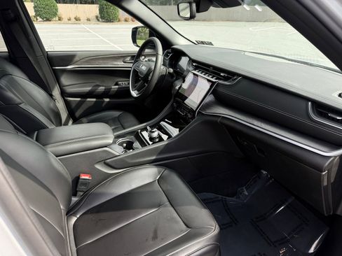 Used 2024 Jeep Grand Cherokee Limited image 21