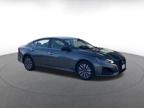 Used 2025 Nissan Altima 2.5 SV image 2