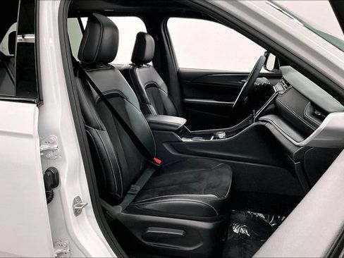 Used 2023 Jeep Grand Cherokee Altitude AWD/4WD image 8