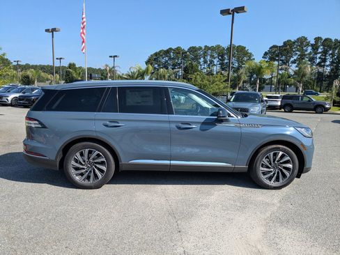 New 2025 Lincoln Aviator 2WD w/ Equipment Group 101A image 3