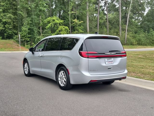 Used 2024 Chrysler Pacifica Touring-L FWD image 11