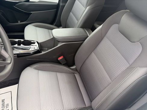 Used 2025 Chevrolet Trax LT FWD image 12