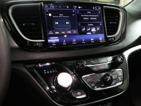 Used 2025 Chrysler Pacifica Select FWD image 23