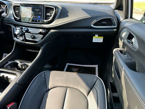 New 2026 Chrysler Pacifica Limited w/ S Appearance Package AWD/4WD image 31