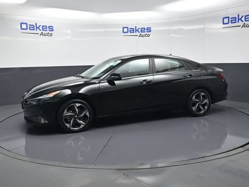 Used 2022 Hyundai Elantra SEL w/ Convenience + Premium Package FWD image 5