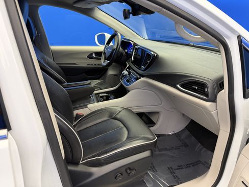 Used 2022 Chrysler Pacifica Limited w/ Uconnect Theater Family Group FWD image 25