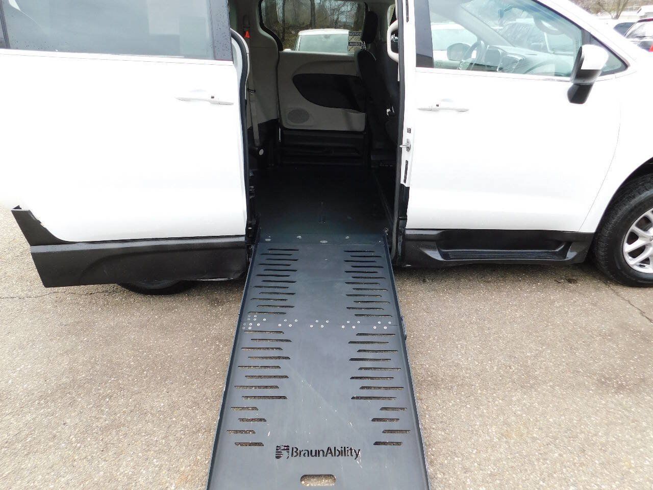 Used 2022 Chrysler Voyager LX FWD image 4