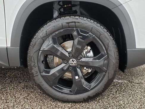 New 2026 Volkswagen Taos SE image 12