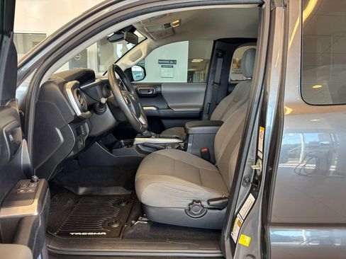 Used 2019 Toyota Tacoma SR5 w/ SR5 Appearance Package (SM) AWD/4WD image 14