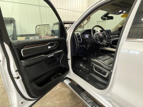 Used 2019 RAM 1500 Laramie AWD/4WD image 9