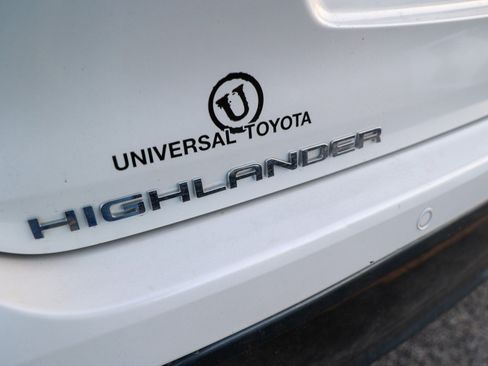 Used 2024 Toyota Highlander Limited FWD image 11
