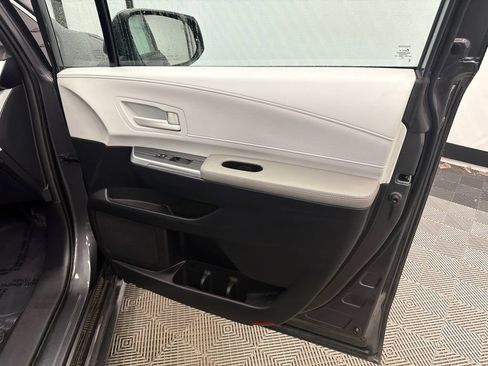 Used 2025 Toyota Sienna LE FWD image 15