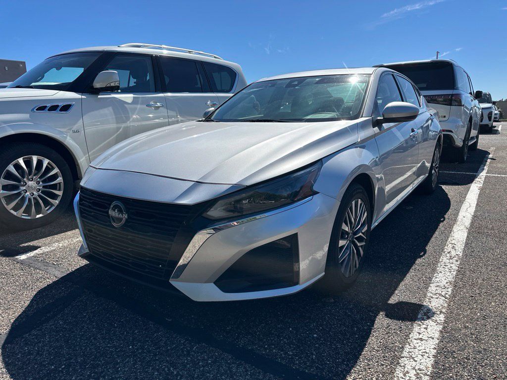 Used 2023 Nissan Altima 2.5 SV w/ SV Premium Package AWD/4WD image 1