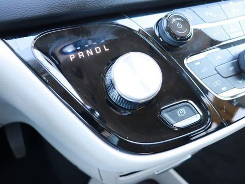 Used 2022 Chrysler Pacifica Touring-L image 16