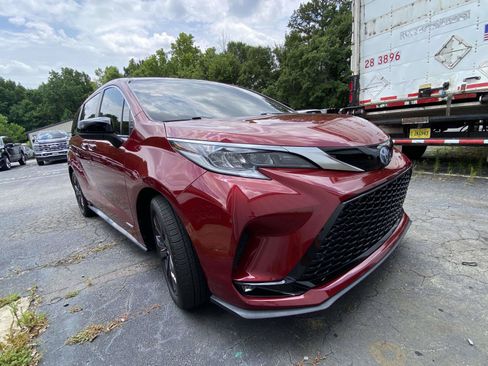 Used 2021 Toyota Sienna XSE FWD image 2