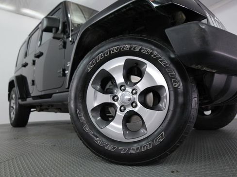 Used 2018 Jeep Wrangler Unlimited Sahara AWD/4WD image 17