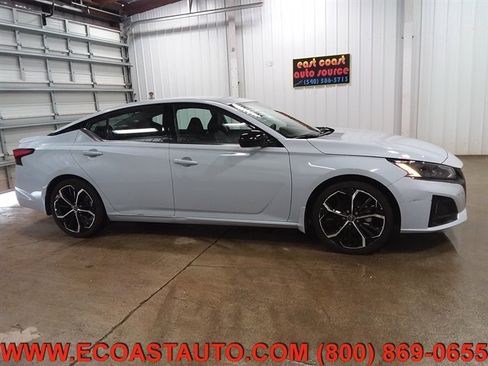 Used 2023 Nissan Altima 2.5 SR image 2