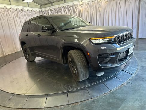 Used 2022 Jeep Grand Cherokee Altitude AWD/4WD image 3