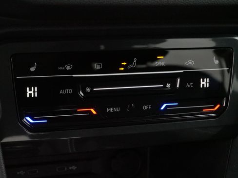 Certified 2024 Volkswagen Tiguan SE w/ Panoramic Sunroof Package image 23