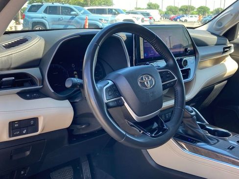 Used 2023 Toyota Highlander Limited image 9