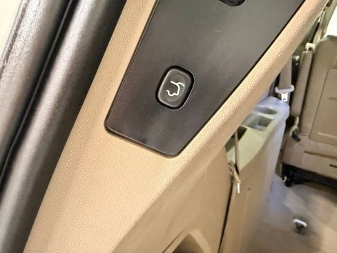 Used 2016 Chrysler Town & Country Touring FWD image 39