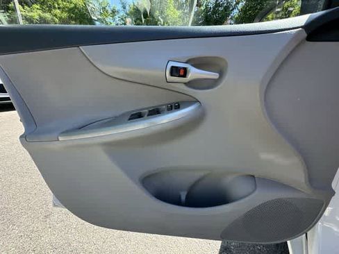 Used 2013 Toyota Corolla LE FWD image 12