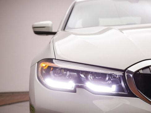 Certified 2022 BMW 330e w/ Convenience Package image 5