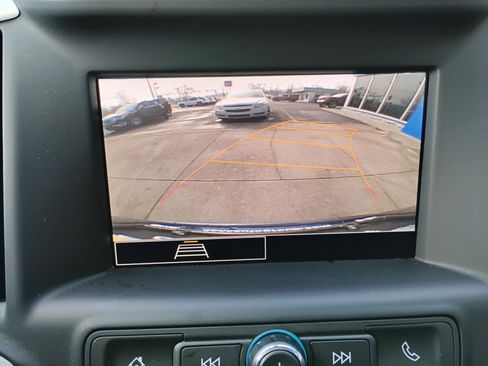 Used 2023 GMC Terrain SLE w/ Driver Convenience Package image 5