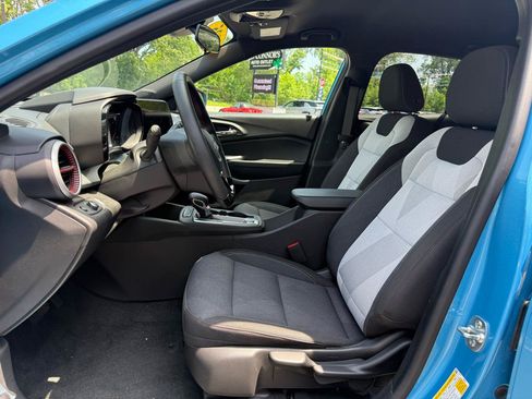 Used 2025 Chevrolet Trax RS FWD image 16