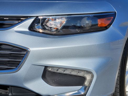 Used 2017 Chevrolet Malibu LT image 9