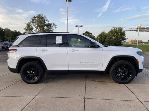 Used 2024 Jeep Grand Cherokee Altitude RWD image 13