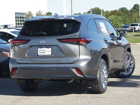 Used 2025 Toyota Highlander Limited image 12