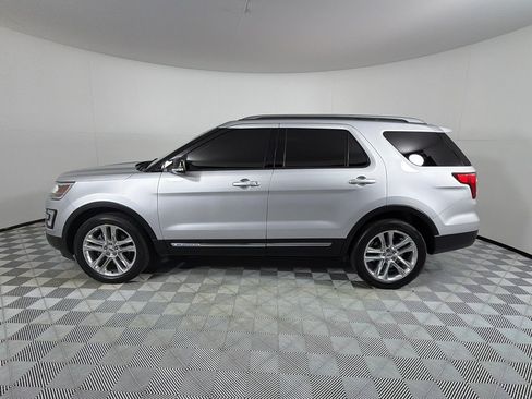 Used 2017 Ford Explorer XLT w/ Equipment Group 202A AWD/4WD image 8