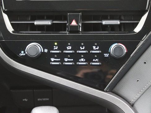 Used 2021 Toyota Camry LE FWD image 23
