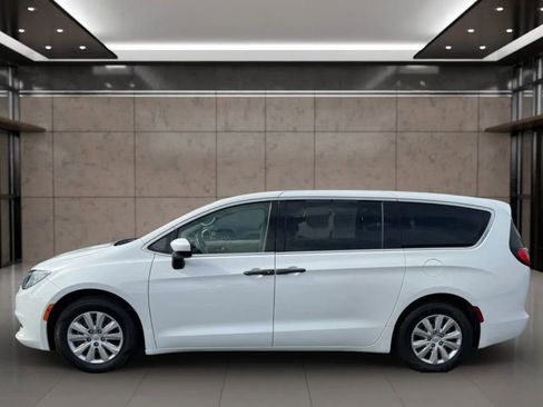 Used 2020 Chrysler Voyager L image 20