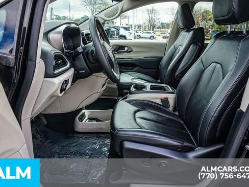 Used 2024 Chrysler Pacifica Touring-L FWD image 20