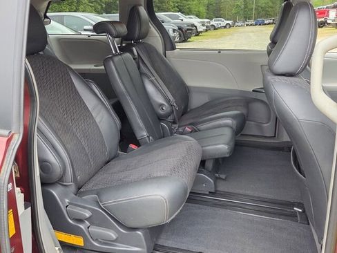 Used 2014 Toyota Sienna SE FWD image 16