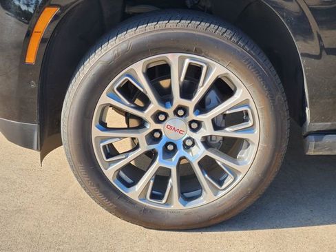 Used 2025 GMC Yukon Denali w/ Sun & Power Step Package image 10