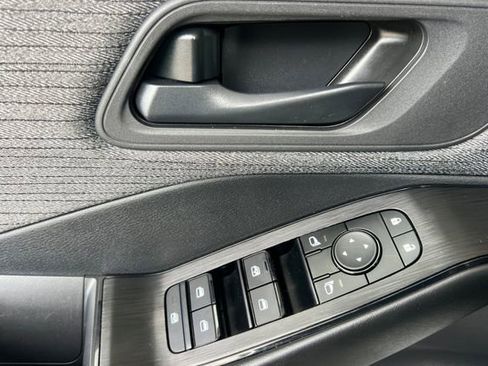 Used 2023 Nissan Rogue S image 11