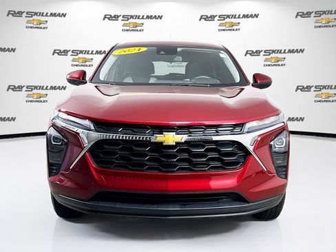 Used 2024 Chevrolet Trax LS w/ LS Convenience Package FWD image 2
