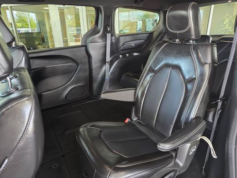 Used 2025 Chrysler Pacifica Select FWD image 33