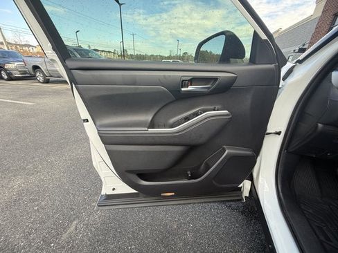 Used 2020 Toyota Highlander XLE image 18